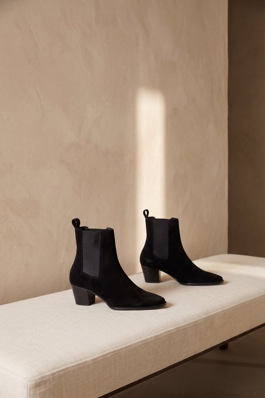 RAY BLACK – Spitze Stiefeletten mit quadratischer Zehenpartie und skulpturalem Absatz