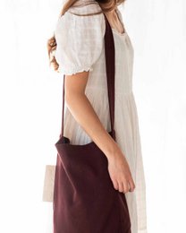  A white canvas shoulder bag with a wine-colored accent.