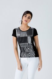Top negro con detalle de estampado de manga corta