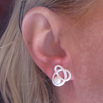 E 816 ear studs, silver with pearl