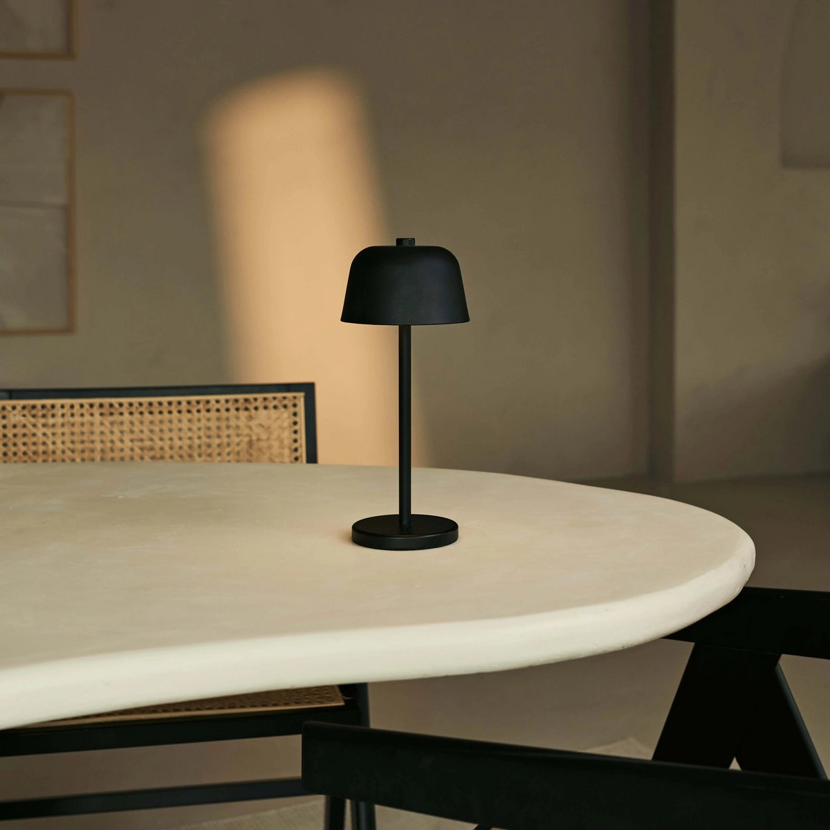 Lampada da tavolo ricaricabile Anton nera