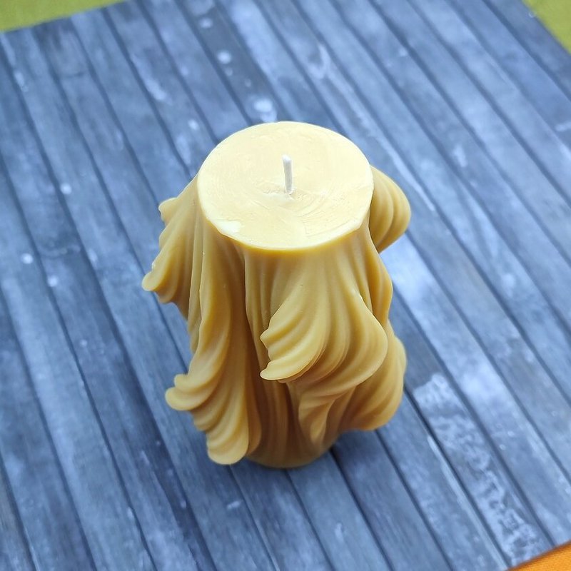 Ona-shaped beeswax and soy candle