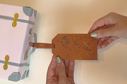Zawieszka do bagażu Stitch Map — brązowa