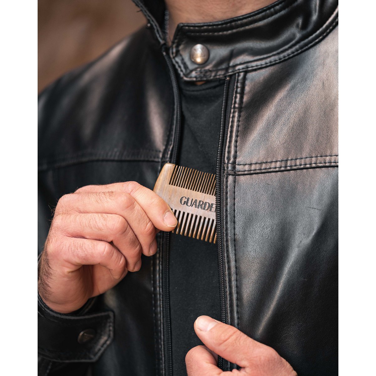 Guardenza Beard Comb - anti-static sandalwood - to distribute beard oil or bar balm well
