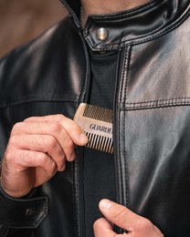 Guardenza Beard Comb - antistatisk sandeltræ - til korrekt fordeling af skægolie eller balsam