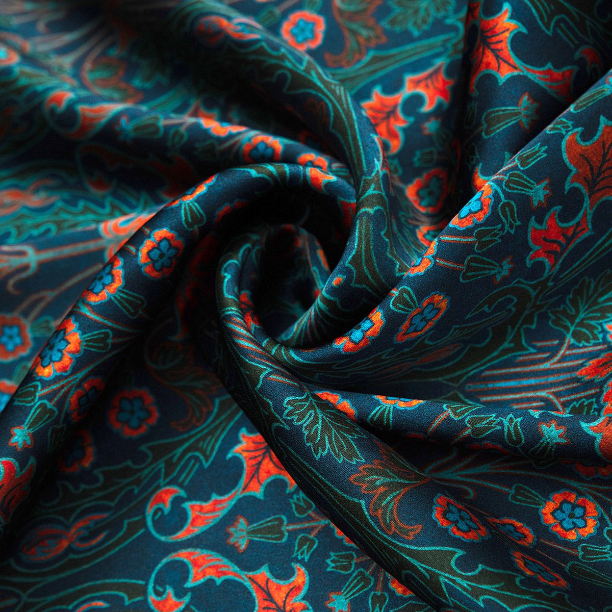 Zijden sjaal van bloemenprint in groenblauw en rode natuur