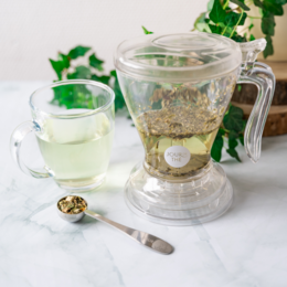 Glass teapot with loose tea infuser, 600ml capacity, for brewing loose leaf tea.