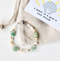 Bracelet with light green freshwater pearls and natural stones, perfect for casual or formal wear.