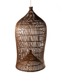 Lampada a sospensione gigante Kamboja C in rattan naturale a forma di campana, intrecciata a mano con finitura scura, altezza 115 cm diametro 58 cm, provenienza Indonesia