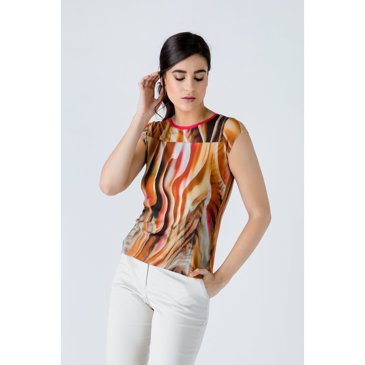Top estampado con manga japonesa y detalle de ribete