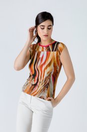 Top estampado con manga japonesa y detalle de ribete