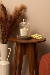 Luxe Geurkaars met Stolp – Witte Geurkaars in Glazen Houder met Houten Onderzetter – Sfeervolle Interieurdecoratie & Cadeau – Natuurlijke Hout- en Bosgeur – Kaars – Wit