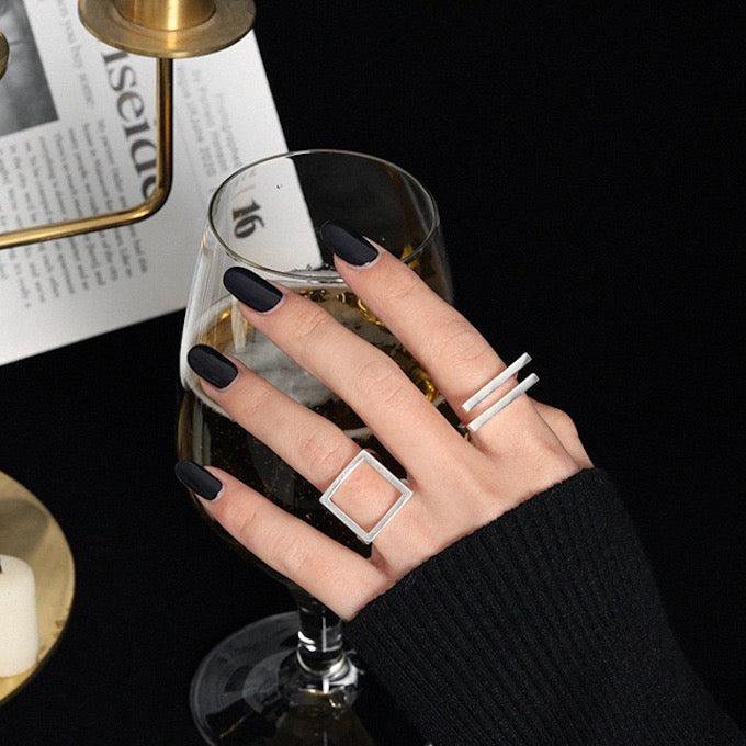 Bague carrée minimaliste au look audacieux
