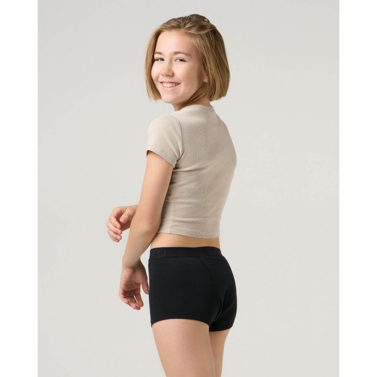 Menstruationsbukser drengekorte piger – medium-tung absorption (sort, pink print)