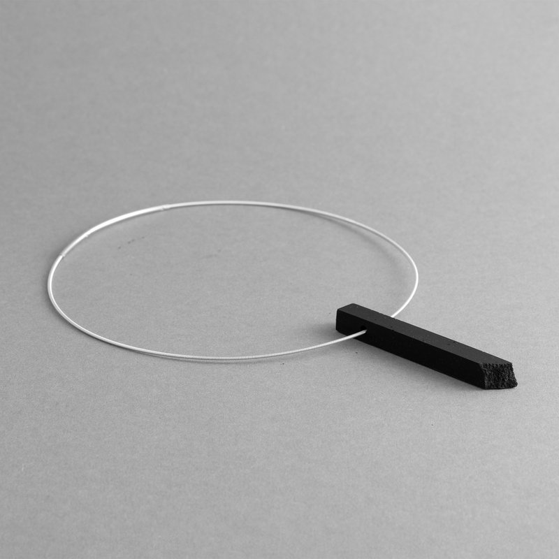 SÄULEN-HALSKETTE – SCHWARZ – Zeitgenössischer minimalistischer Schmuck, handgefertigt aus Jesmonit