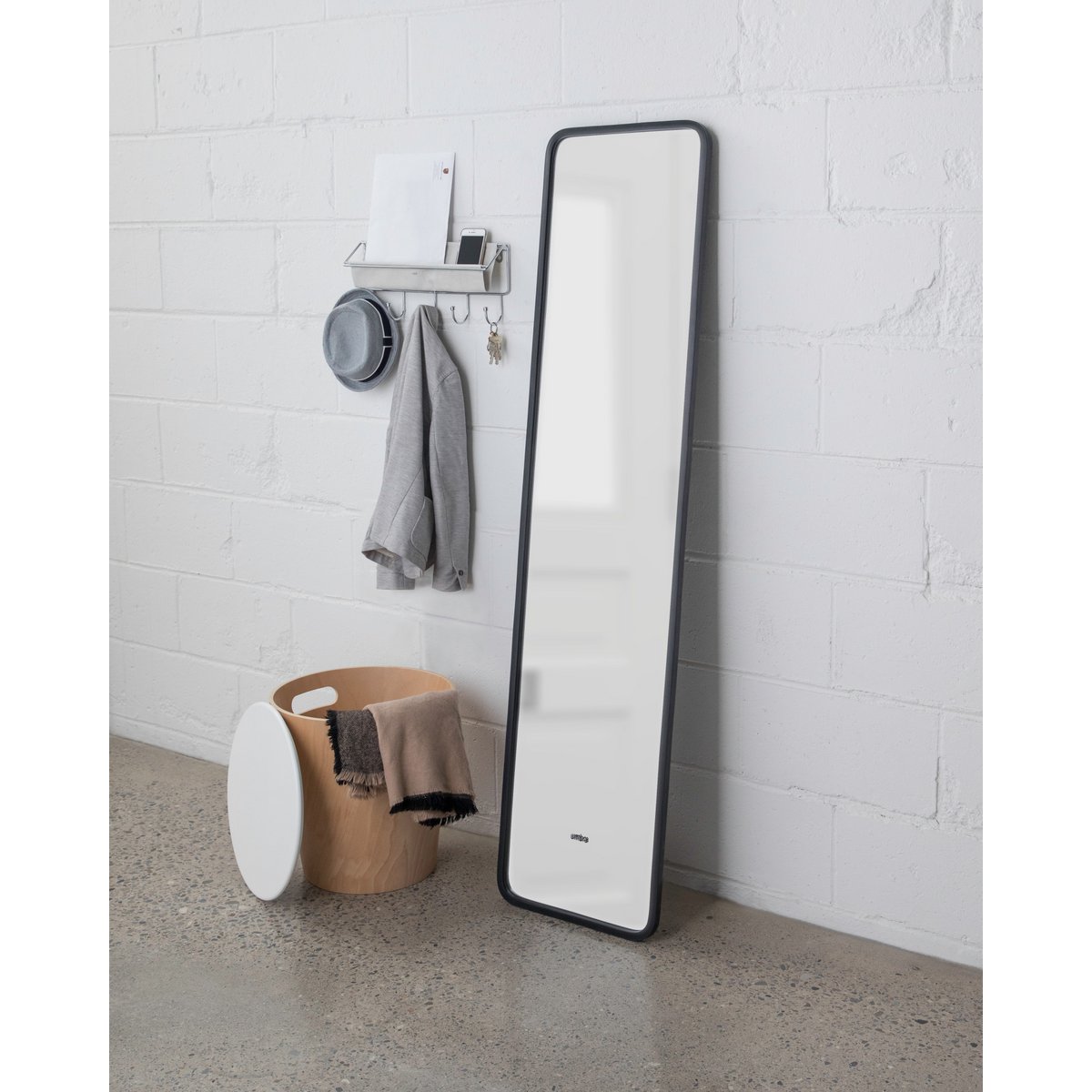 Hub Leaning Mirror