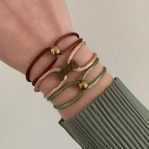 Armbänder aus Satinschnur