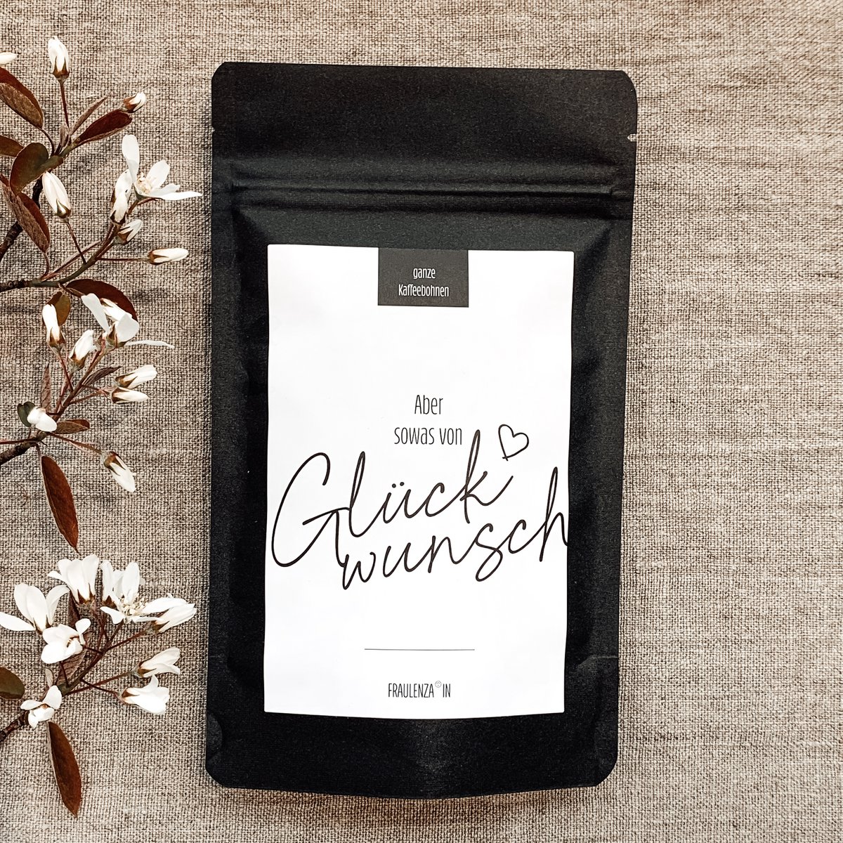Koffiebonencadeau “Sowas” – Midi-zakje van 50 g zwart – gefeliciteerd souvenirsucces