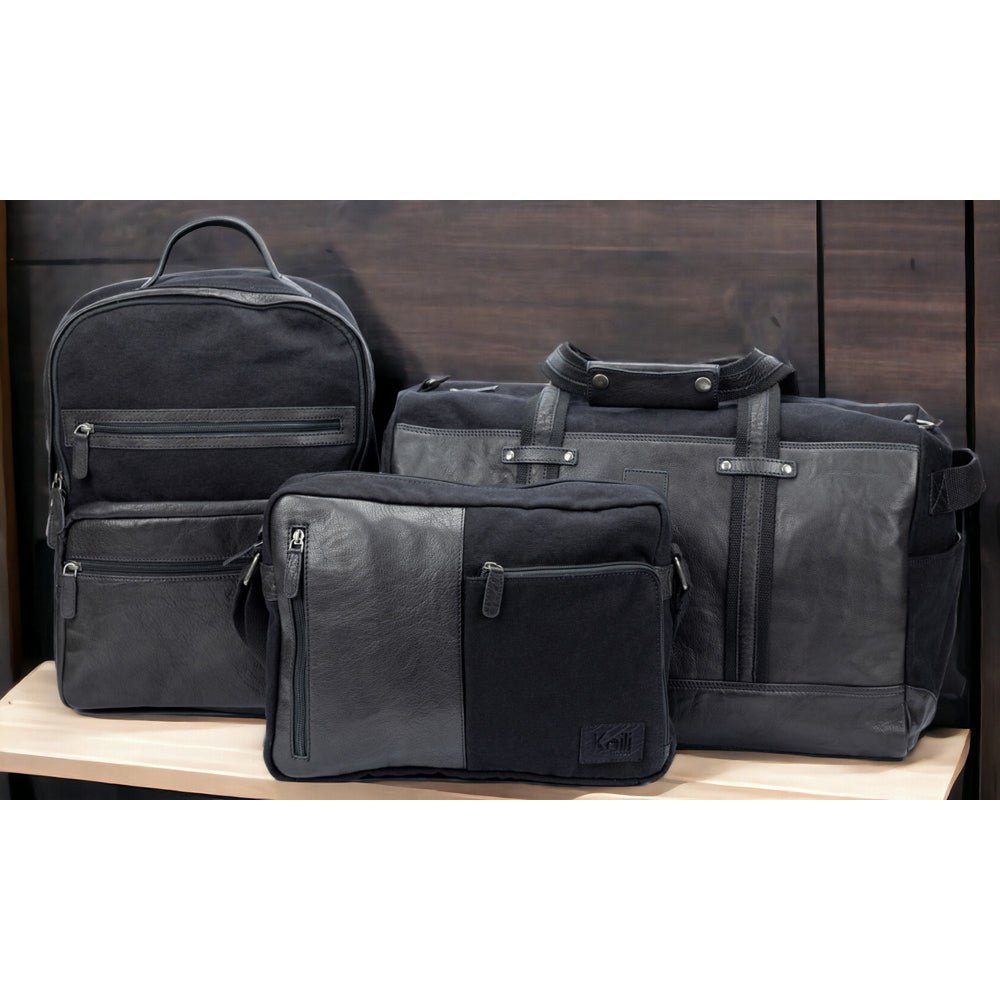 K0022AB | Messenger in Canvas/Genuine Leather, full grain, flywheel - Color Black. Accessories Antiqued Nickel, Top closure with zip. Dimensions: 35 x 26 x 10 cm. Packaging: Tnt bag
