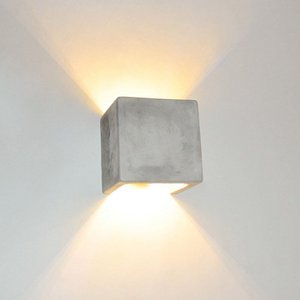 s.luce Plinth Wandleuchte aus Beton Grau