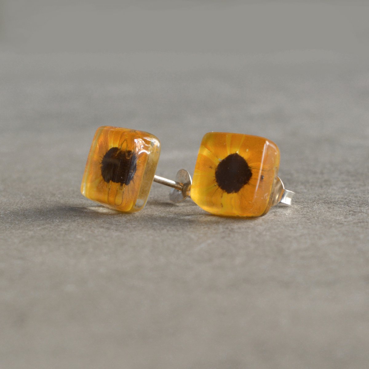 Orecchini a bottone girasole in vetro riciclato e argento sterling 925