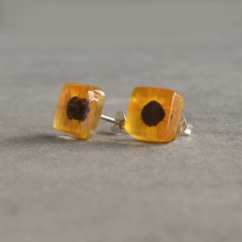Orecchini a bottone girasole in vetro riciclato e argento sterling 925