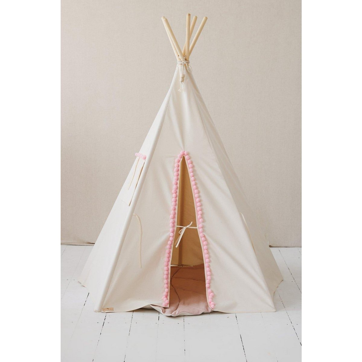 Teepee "Fluffy Pompoms" con pompon e set tappetino
