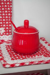 Cukiernica porcelanowa LOVE w kolorze czerwonym Isabelle Rose