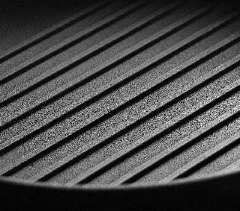 Ghisa a ghisa con manico in legno - Ø 24 x 4 cm - padella in ghisa per tutte le fonti di calore - nero