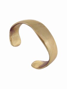 Stijve gouden zamakarmband in de vorm van wateren. Open niet verstelbaar
