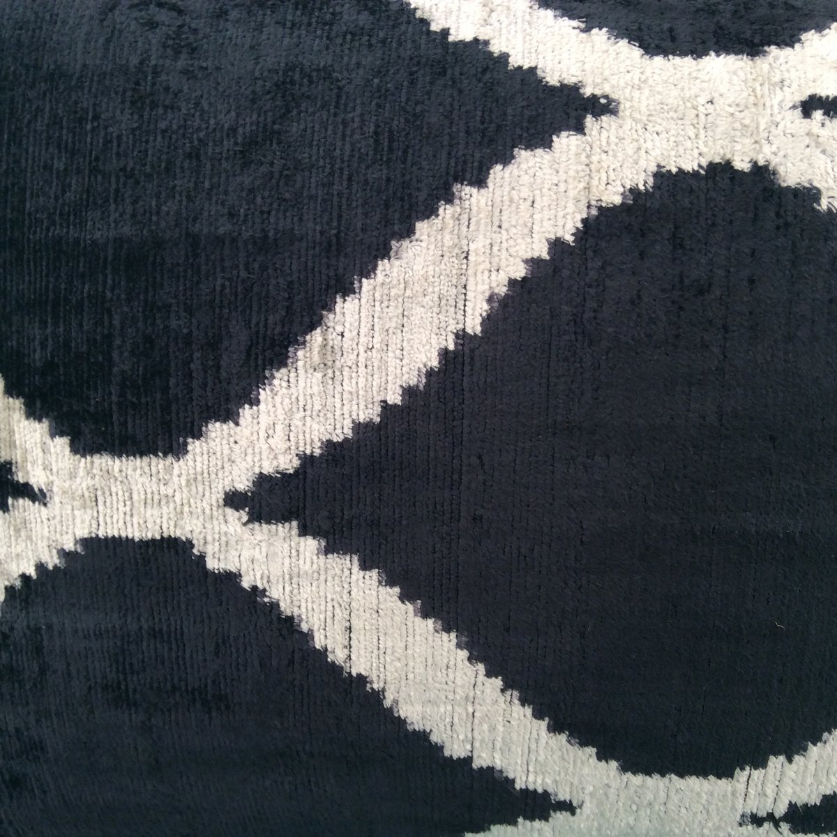 Samt-Ikat-Kissen Black Beauty 60x40 cm