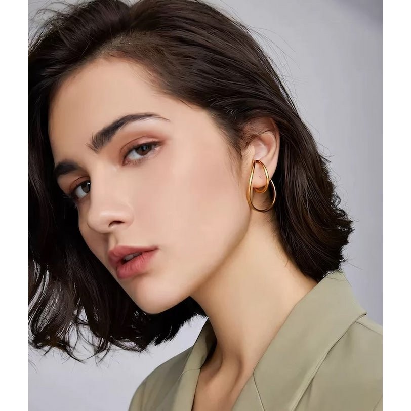 Ear Cuff con linea fluida geometrica 3D: un paio