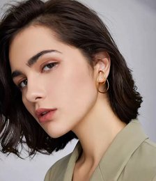 Ear Cuff con linea fluida geometrica 3D: un paio