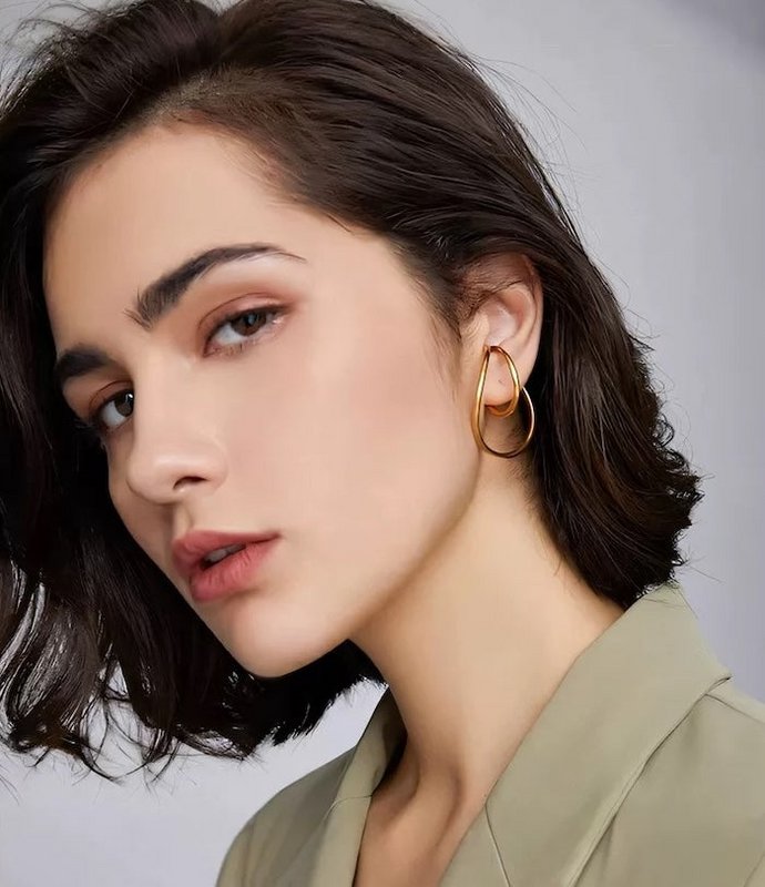 Ear Cuff con linea fluida geometrica 3D: un paio
