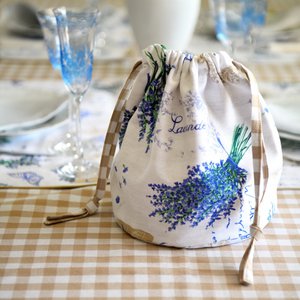Lavendel- und Beige-Gingham-Brotkasten