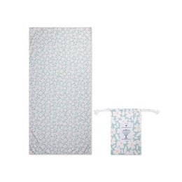 Green floral beach towel made of microfiber, measuring 180 x 90 cm.
