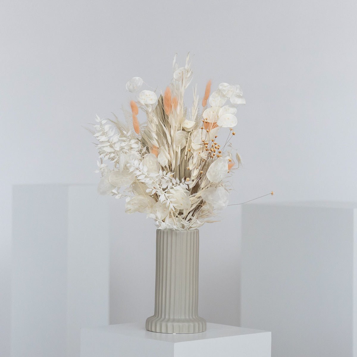 Palm Peach: airy beauty in white and pastel
