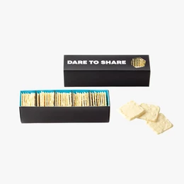  White and coconut-flavored chocolate galetjes (cookies) in a "Dare to Share" gift box.