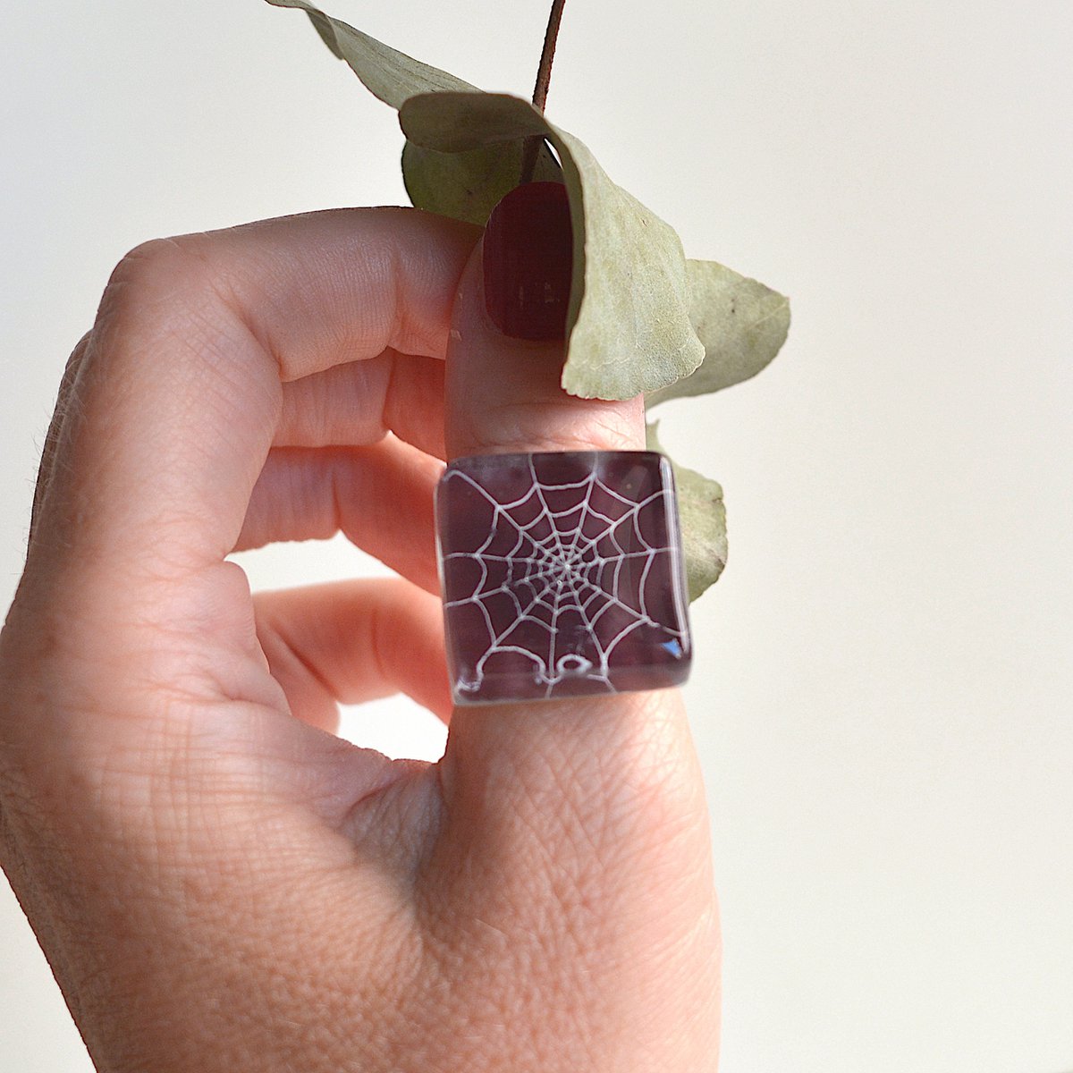Unieke spinnenwebring, donkerpaarse kleur, gerecycled glas, maat verstelbaar