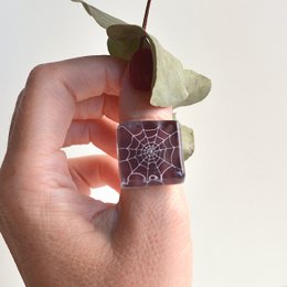 Einzigartiger Spinnennetzring, dunkelviolette Farbe, recyceltes Glas, verstellbare Größe