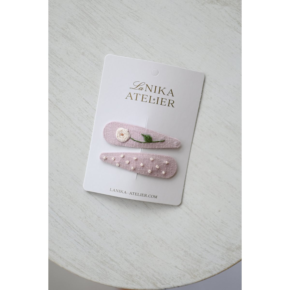 Pinces à cheveux rose bébé brodées à la main + pois