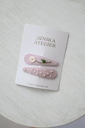 Pinces à cheveux rose bébé brodées à la main + pois