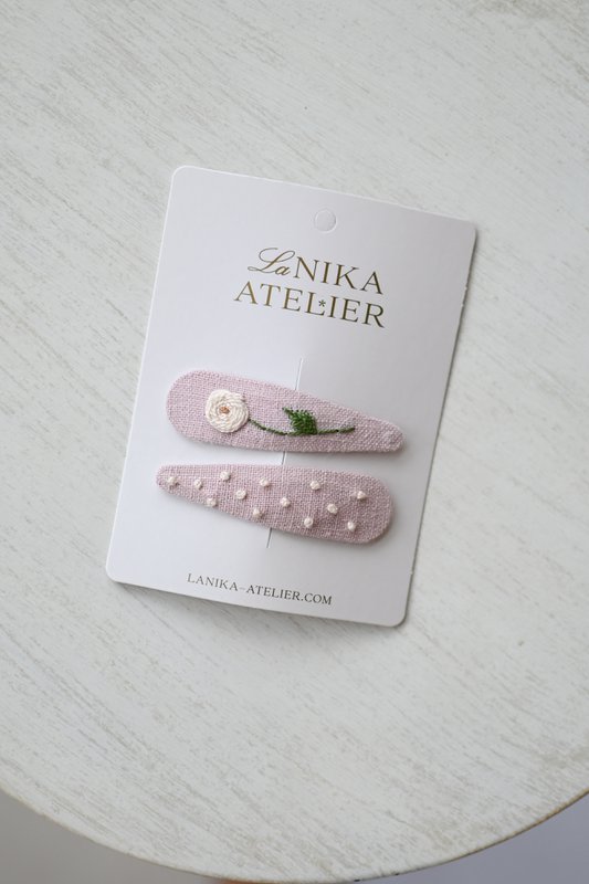 Pinces à cheveux rose bébé brodées à la main + pois