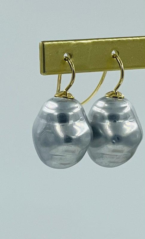 Pendientes de perlas barrocas en color gris