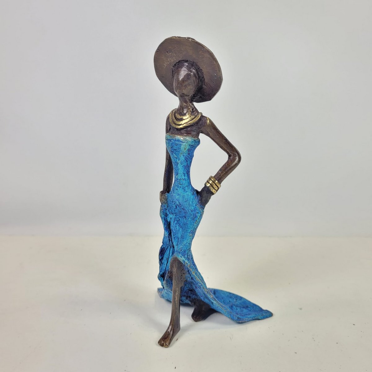 Bronzeskulptur "Femme élégante with chapeau" af Soré | forskellige størrelser og farver