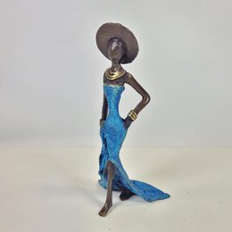 Bronze sculpture "Femme élégante with chapeau" by Soré | different sizes and colors