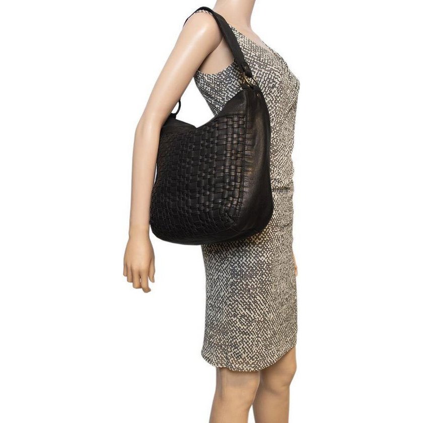 Zwarte schoudertas voor dames van gevlochten leer – elegant ontwerp met zowel een kort als lang hengsel voor veelzijdig draagcomfort.
