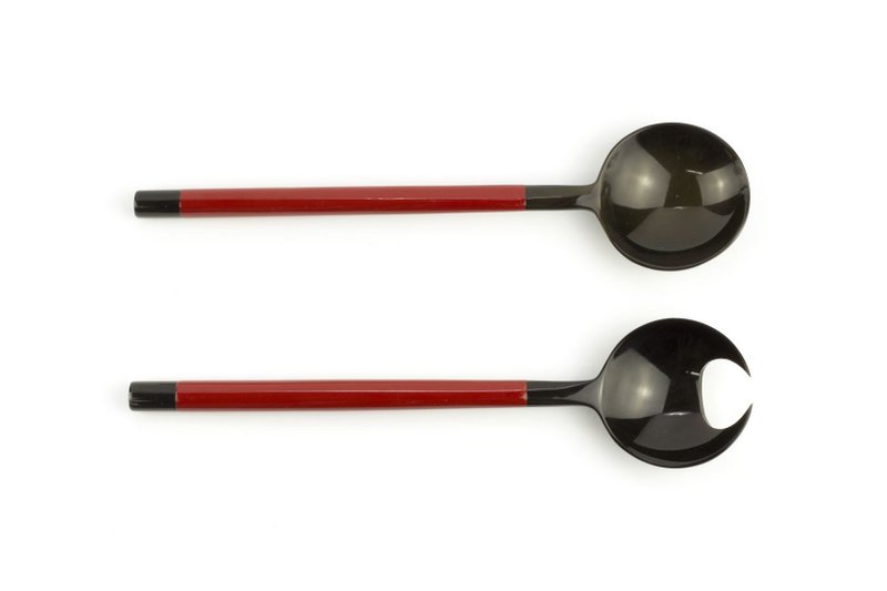 Petits couverts ronds en forme de pince de crabe laqués rouge