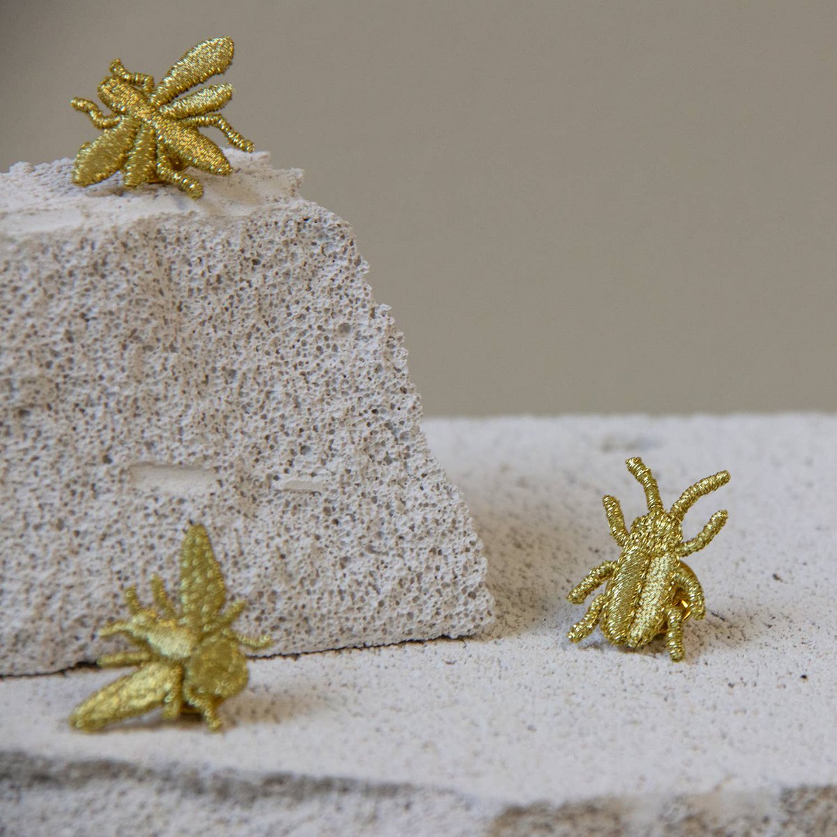 Gouden geborduurde broches - 3 kleine beestjes