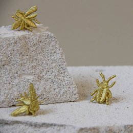 Gyldne broderede brocher - 3 små insekter